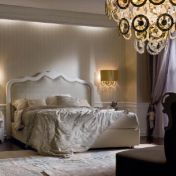 Белый спальный гарнитур.