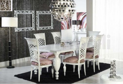 Белый стол и стулья для столовой комнаты.