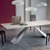 Белый стол с большой поверхностью