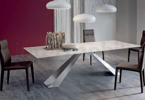 Белый стол с большой поверхностью