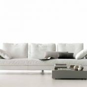 Белый трехместный диван