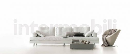 Белый трехместный диван