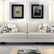 Бежевый диван с боковым столиком.