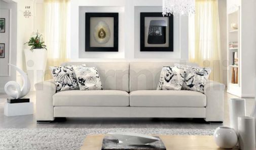 Бежевый диван с боковым столиком.