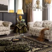 Бежевый диван и отличное кресло.