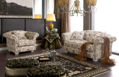 Бежевый диван и отличное кресло.