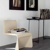 Бежевый стул