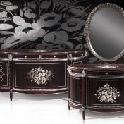 Благородный комод с овальным зеркалом.