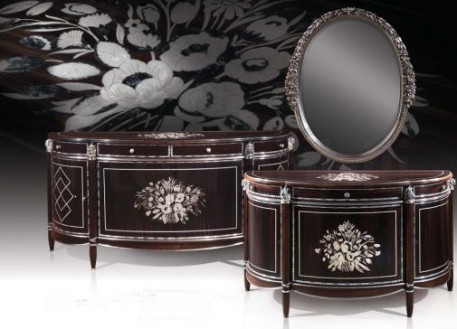 Благородный комод с овальным зеркалом.