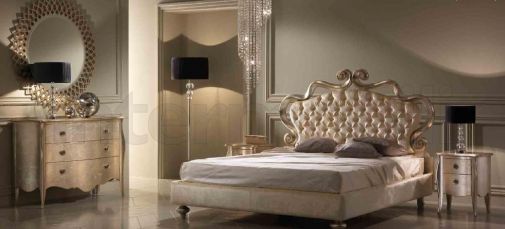 Благородный набор мебели для спальной комнаты.