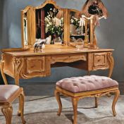 Благородный туалетный столик и пуф.