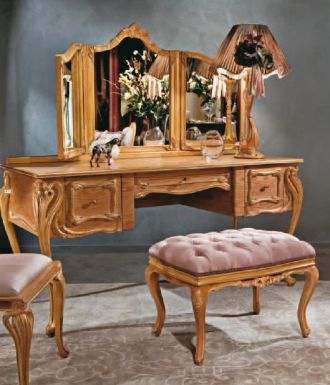 Благородный туалетный столик и пуф.