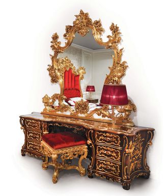 Богатый туалетный столик и фигурное зеркало