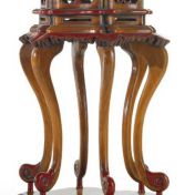 Боковой столик с интересным дизайном.