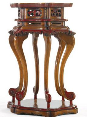 Боковой столик с интересным дизайном.