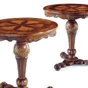 Боковой столик для цветов и аксессуаров.