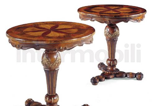 Боковой столик для цветов и аксессуаров.