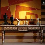 Большая консоль с выдвижным ящиком.