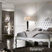 Большая кровать в светлом тоне