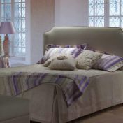 Большая кровать в обивке фисташкового цвета