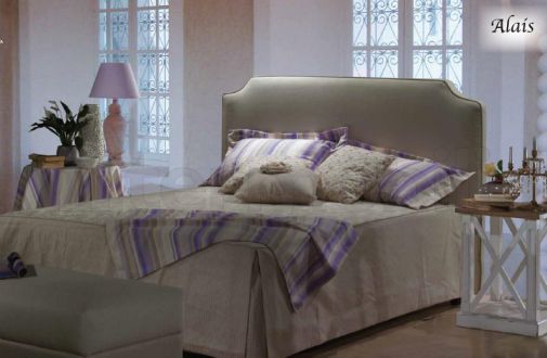 Большая кровать в обивке фисташкового цвета