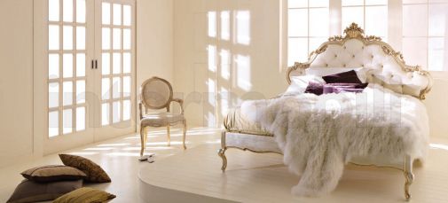 Большая кровать с мягким изголовьем и креслице для спальни