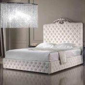 Большая кровать и комод для спальной комнаты.