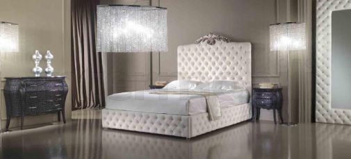 Большая кровать и комод для спальной комнаты.