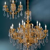 Большая люстра и настенное бра с хрустальными подвесками