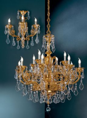 Большая люстра и настенное бра с хрустальными подвесками