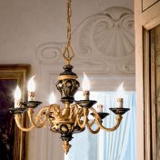 Большая люстра с позолоченной отделкой