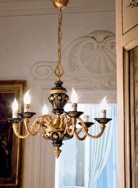Большая люстра с позолоченной отделкой