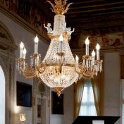 Большая люстра с хрустальными подвесками для гостиной