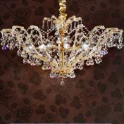 Большая люстра в каркасе золотого цвета