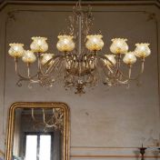 Большая люстра с абажурами