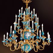 Большая потолочная люстра с тридцатью лампами