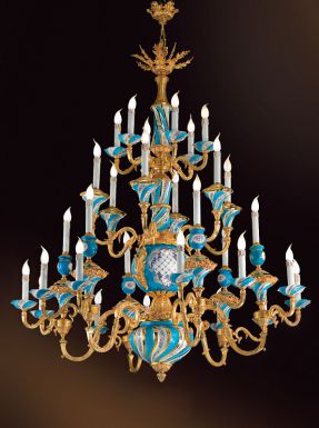 Большая потолочная люстра с тридцатью лампами