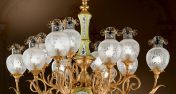 Большая потолочная люстра с двенадцатью лампами