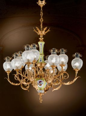 Большая потолочная люстра с двенадцатью лампами