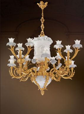 Большая потолочная люстра с семнадцатью лампами