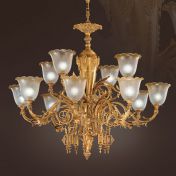 Большая потолочная люстра с абажурами из муранского стекла