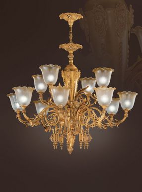 Большая потолочная люстра с абажурами из муранского стекла