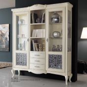 Большая витрина открытого типа.