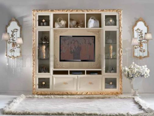 Большая витрина с открытыми полками.