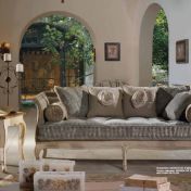 Большой диван в светлой обивке