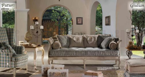 Большой диван в светлой обивке