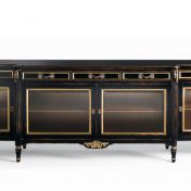 Большой комод для гостиной.