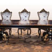 Большой овальный стол с королевскими стульями