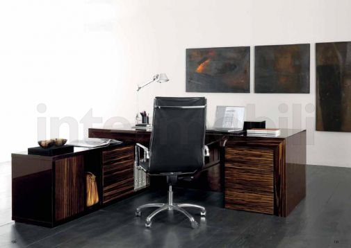 Большой письменный стол