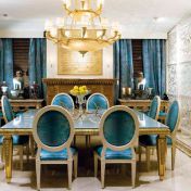 Большой стол и мягкие стулья для столовой.